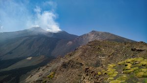 volcan-etna-con-ninos