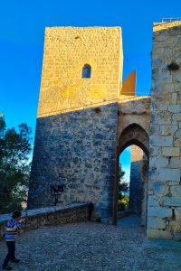 castillo-de-santa-catalina-con-ninos