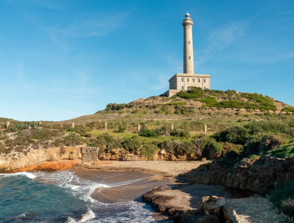 Vista del Faro de Cabo de Palos desde la playa