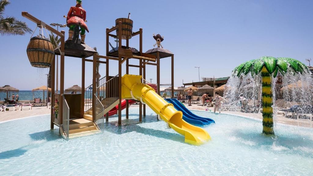 hoteles con toboganes en almeria